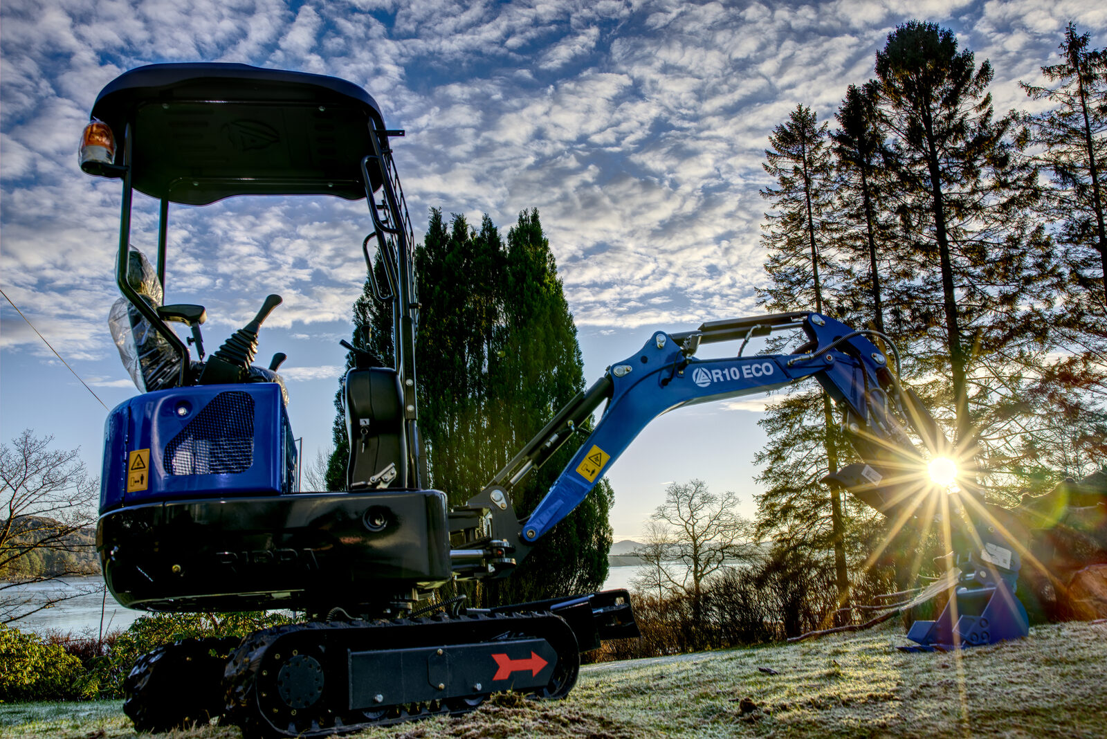 Rippa R10 eco pro minigraver i norsk høstlandskap med fjell og solnedgang