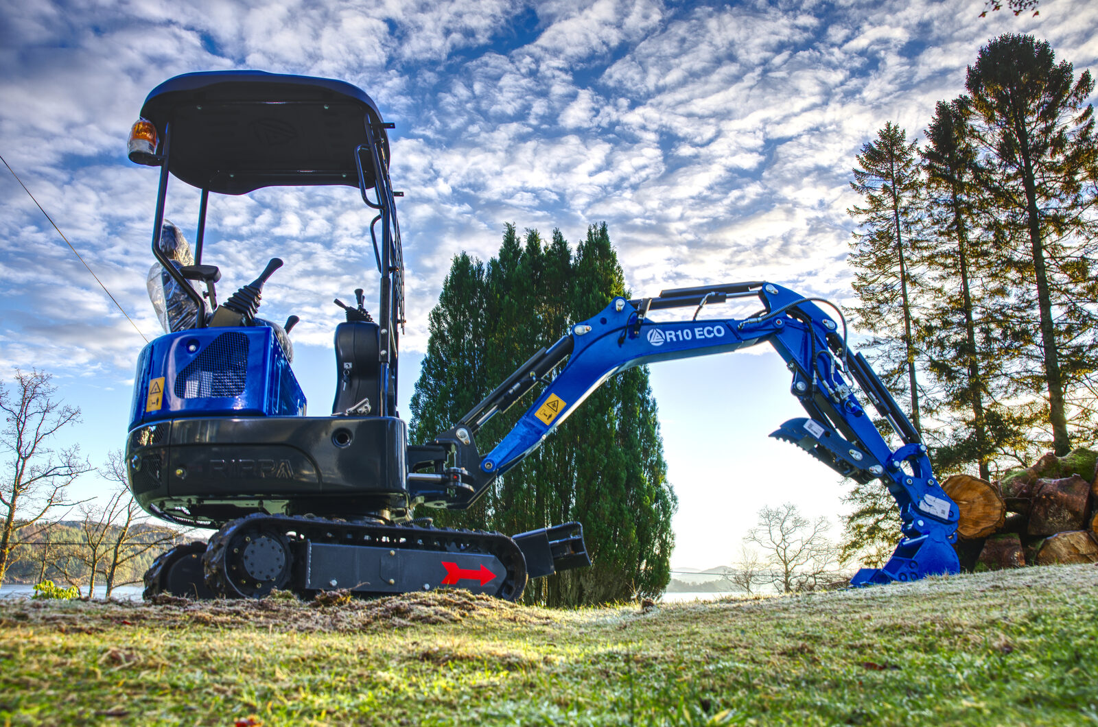 Rippa R10 eco+ minigraver i norsk høstlandskap med dramatisk himmel